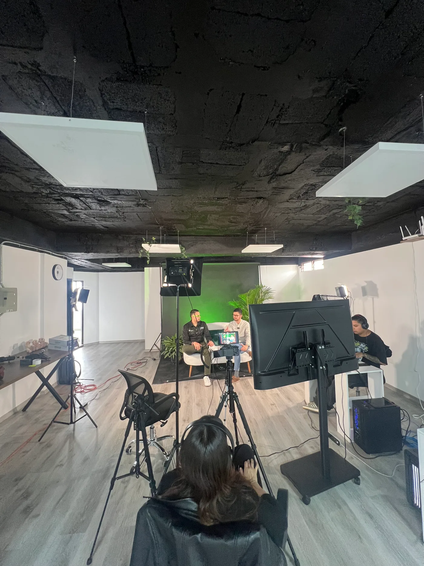 Vista amplia del estudio fotográfico con ciclorama e iluminación