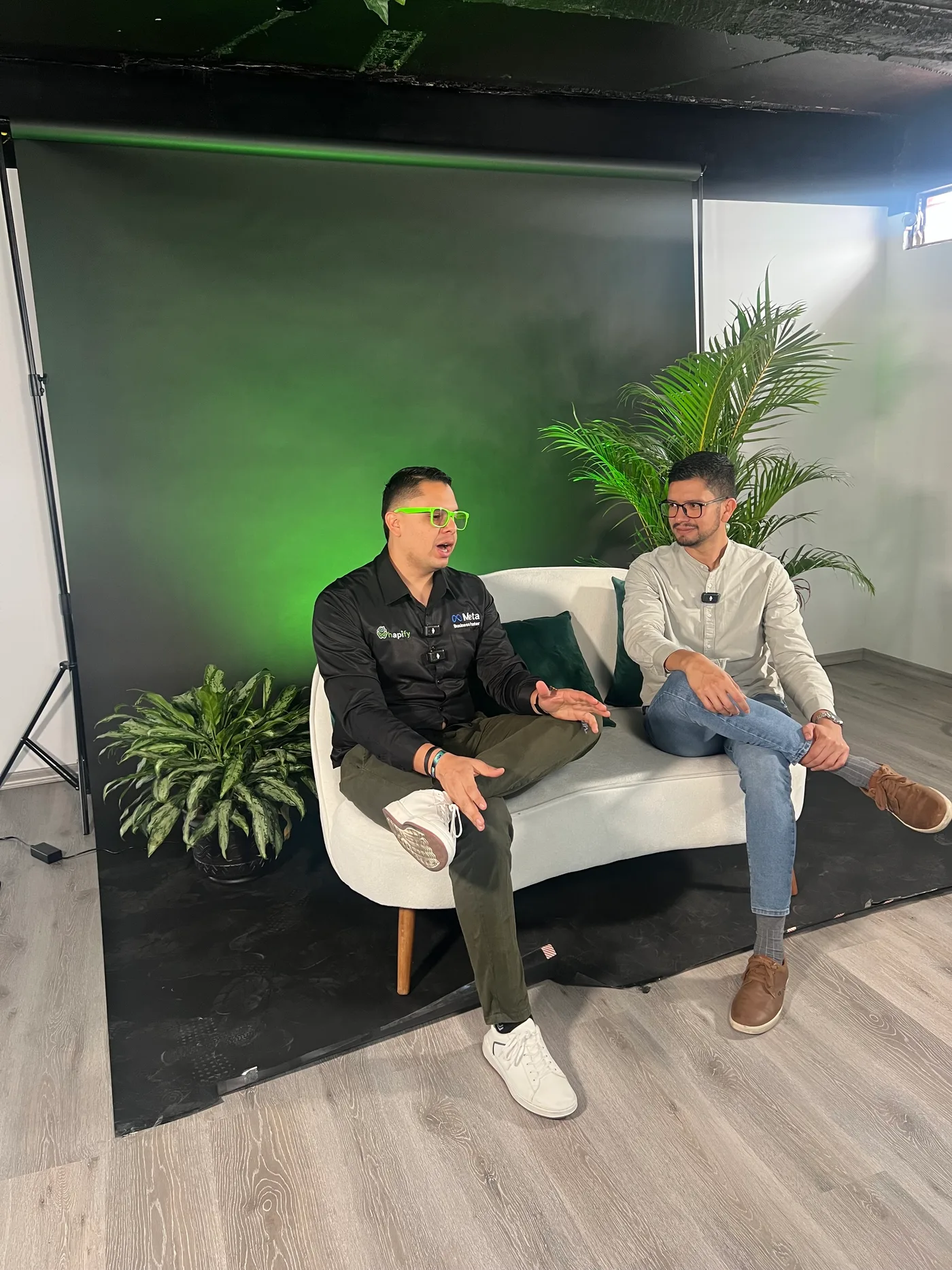 Set con fondo verde y lounge en el estudio de La Guayaba en Quito