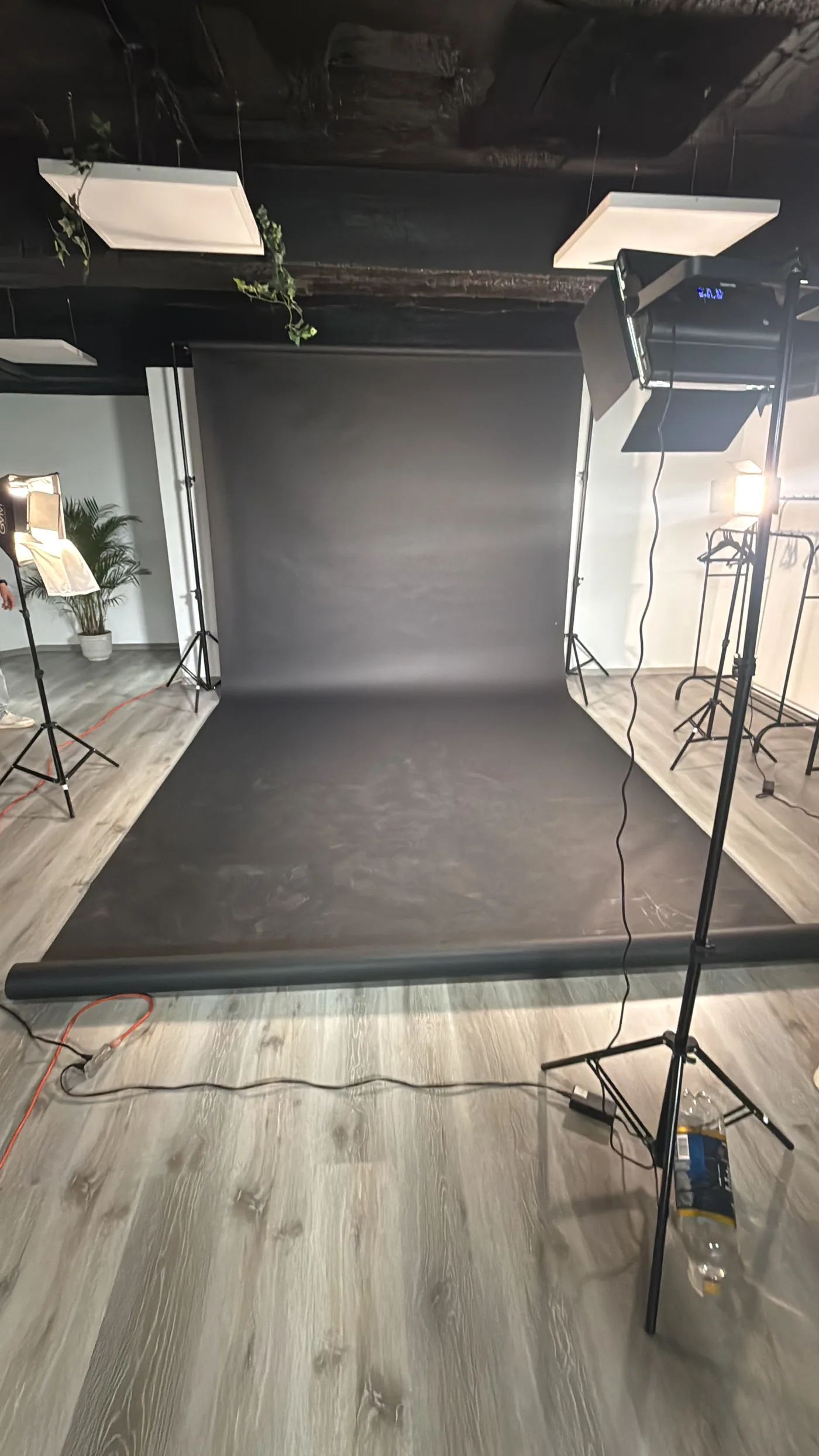 Set con fondo negro e iluminación para fotografía y video